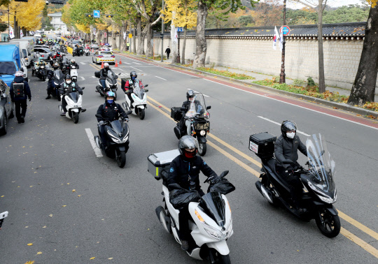 배달·택배노동자들이 10일 오후 서울 청와대 앞에서 라이더보호법 제정, 배달·택배안전운임제 도입을 촉구하며 여의도 국회 방향으로 행진하고 있다. 사진공동취재단